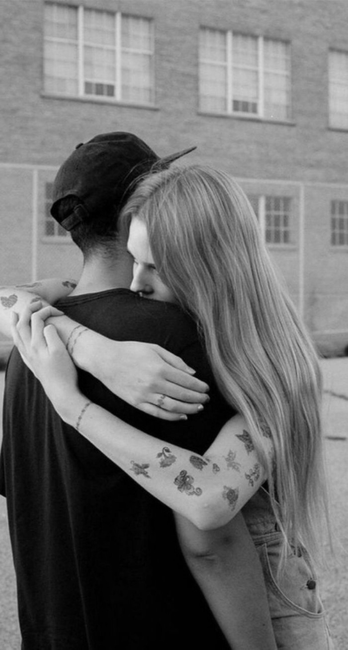 浪漫欧美情侣拥抱黑白个性图片