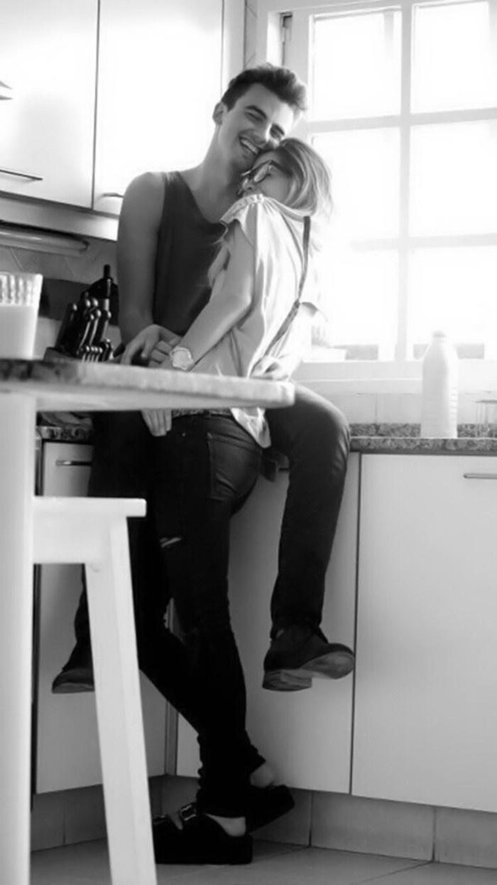 浪漫欧美情侣拥抱黑白个性图片