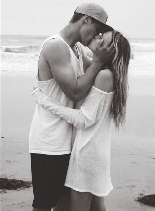 甜蜜非主流欧美情侣拥抱亲吻手机壁纸