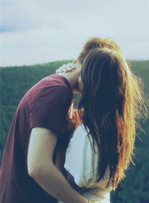 甜蜜非主流欧美情侣拥抱亲吻手机壁纸