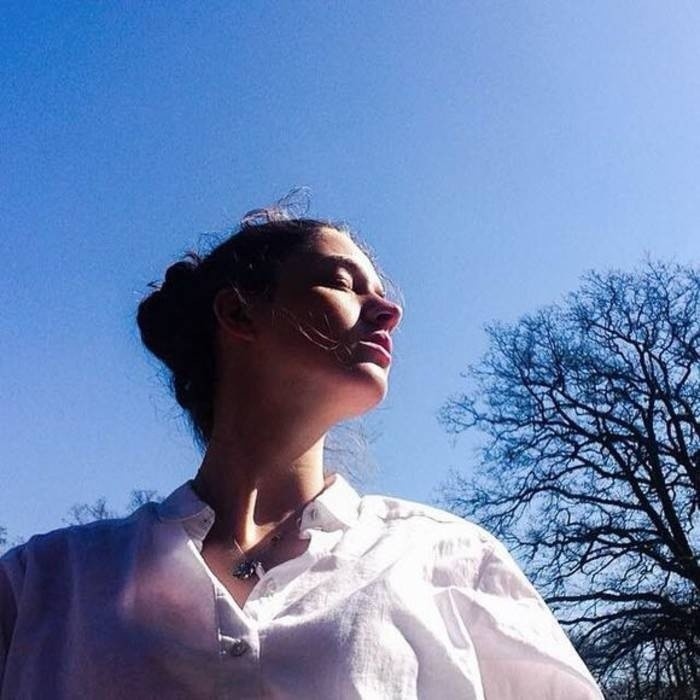 小清新欧美女生甜美侧脸头像图片