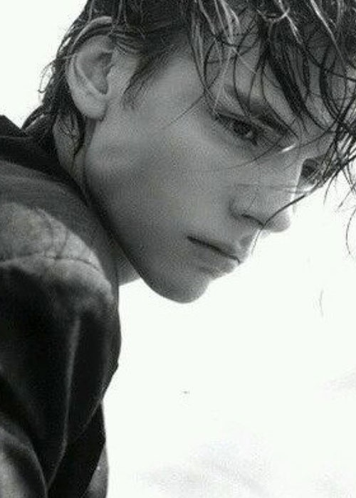 潮流黑白欧美帅哥个性头像图片