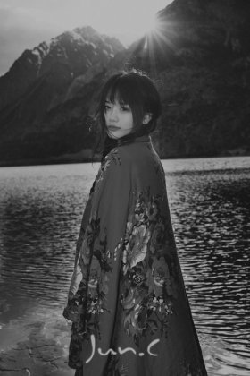 小清新欧美范唯美黑白女生壁纸图片