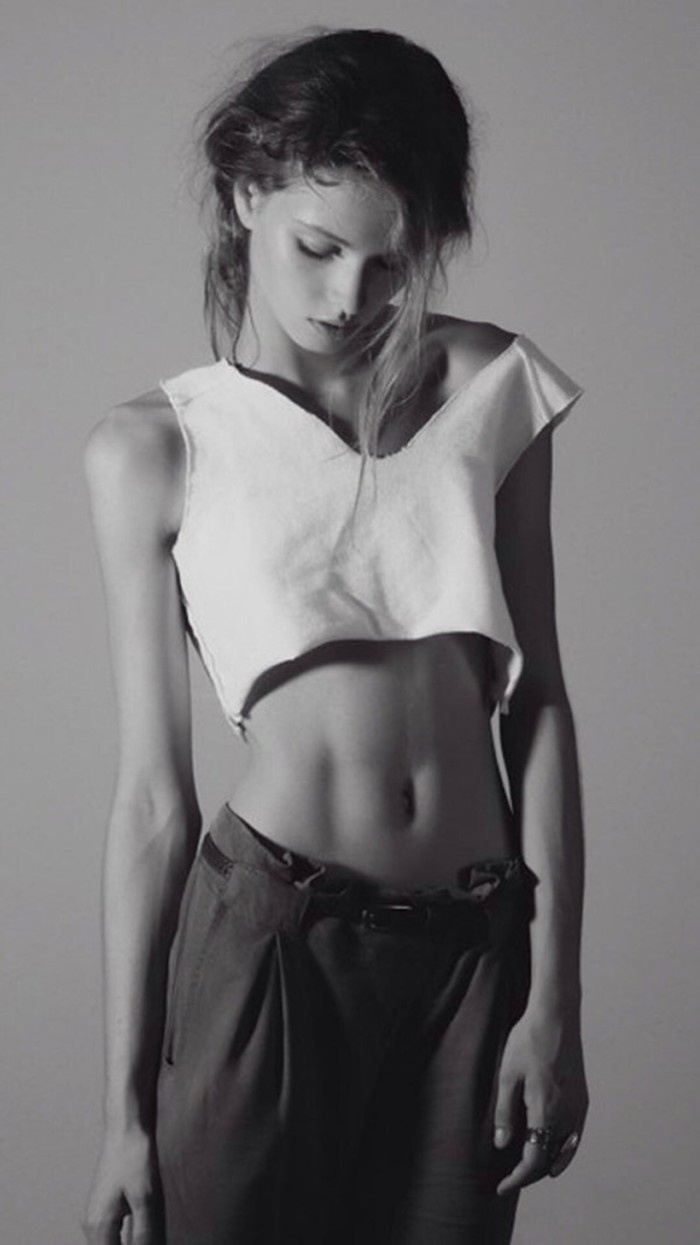 欧美风格黑白女生个性壁纸图片