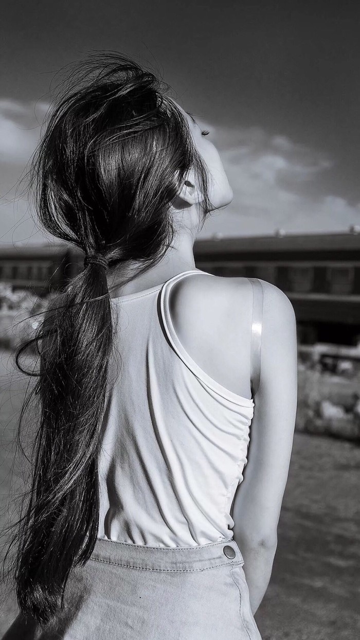 欧美黑白意境女生个性壁纸图片