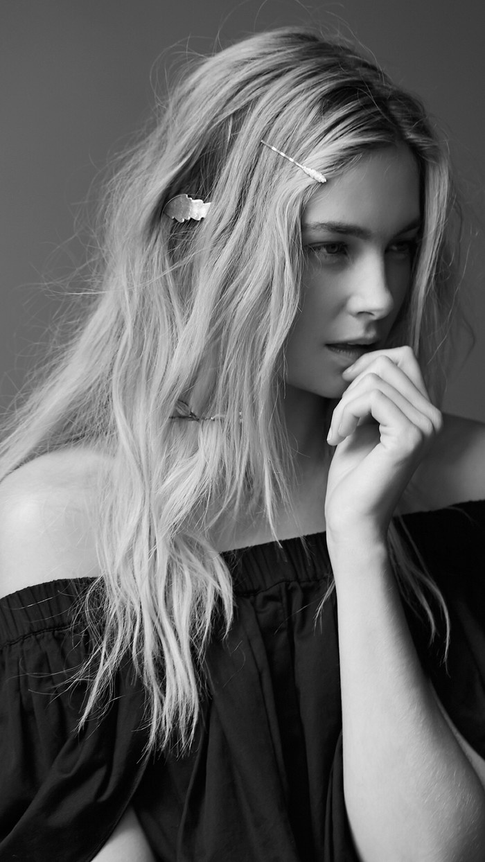 欧美黑白意境女生个性壁纸图片