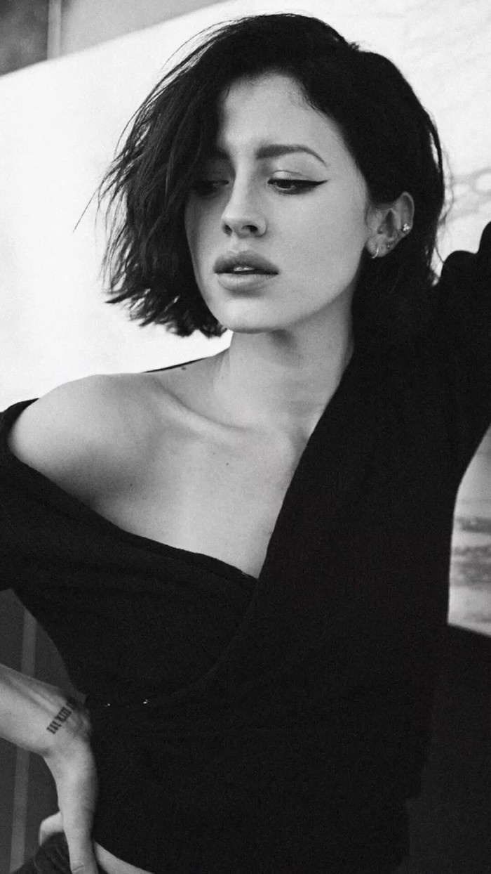 欧美黑白意境女生个性壁纸图片