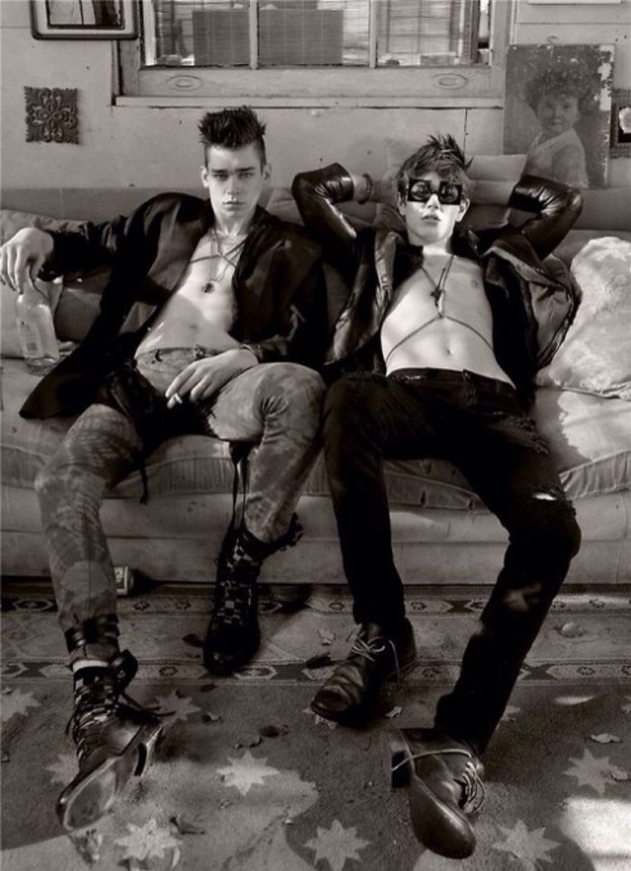 街头最新黑白欧美男个性壁纸图片