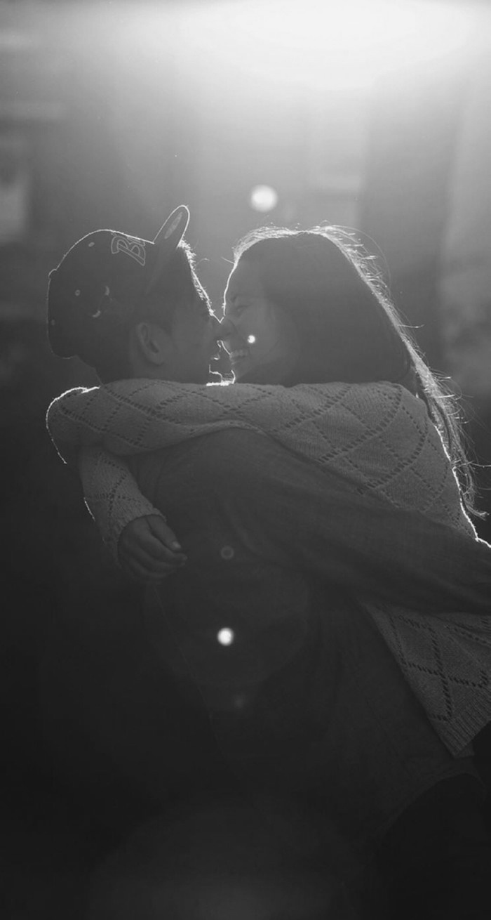 欧美情侣拥抱黑白个性壁纸图片