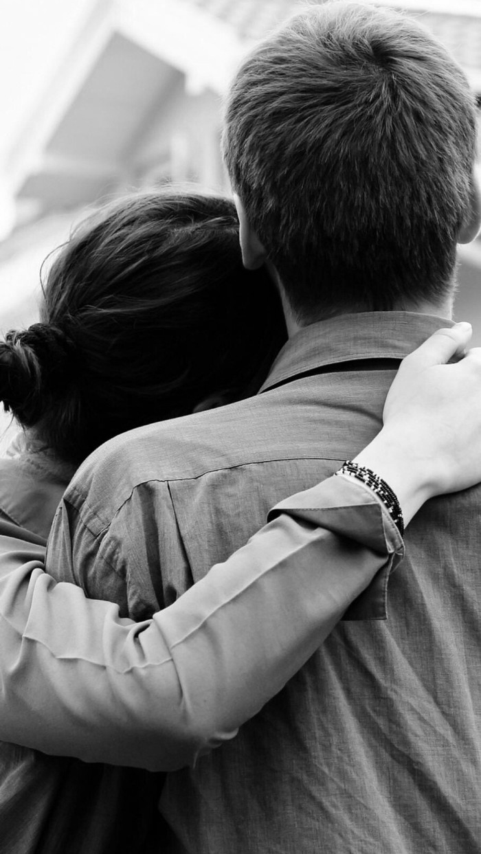 欧美情侣拥抱黑白个性壁纸图片