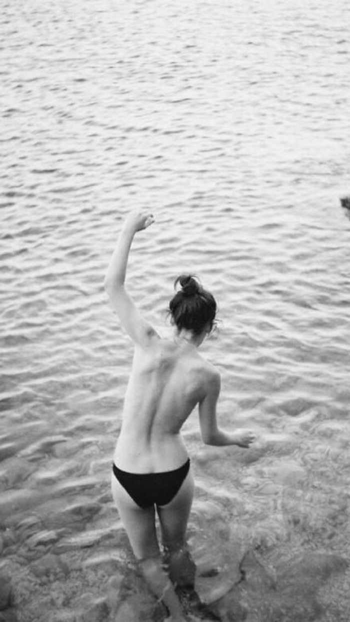 欧美女生性感黑白个性壁纸图片