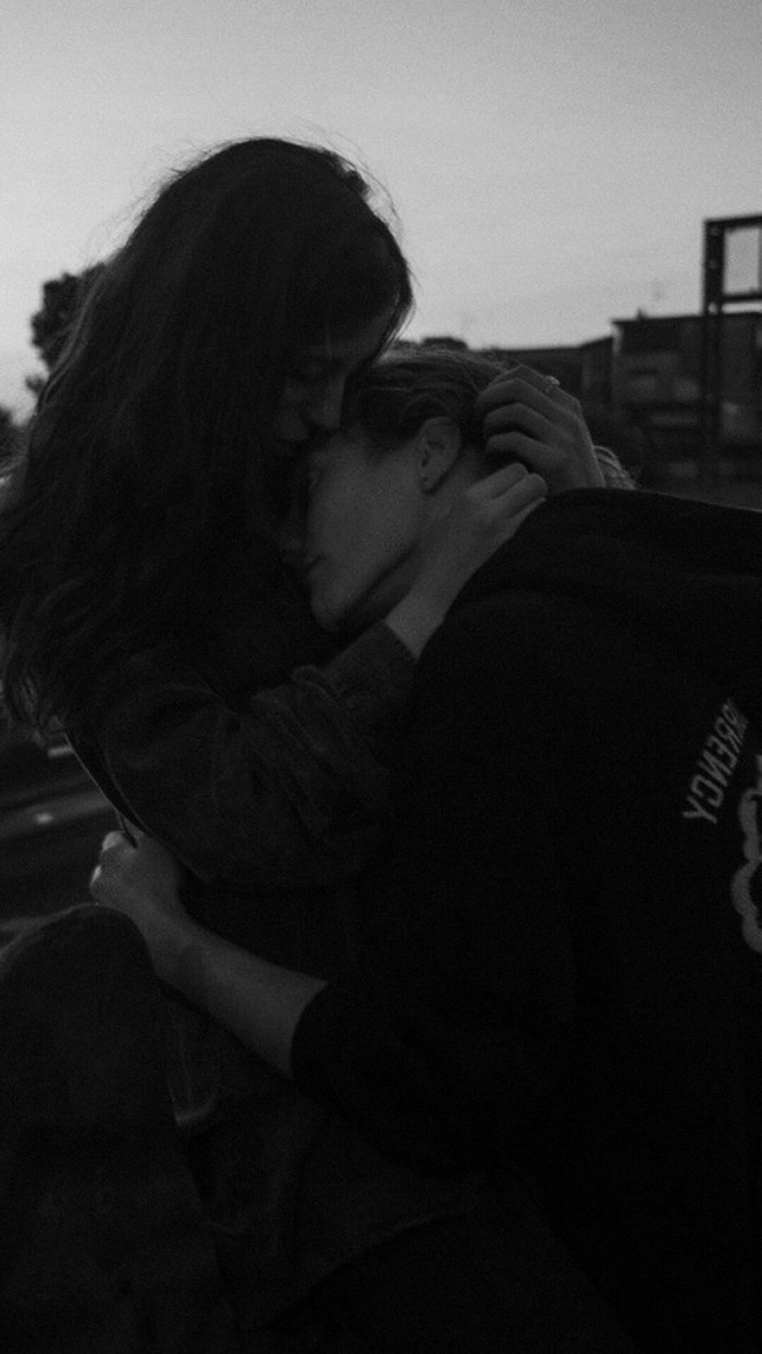 欧美情侣拥抱黑白个性壁纸图片