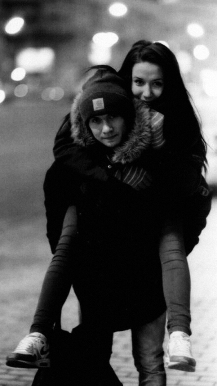 欧美情侣拥抱黑白个性壁纸图片