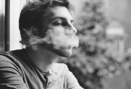 欧美男生抽烟黑白伤感个性图片