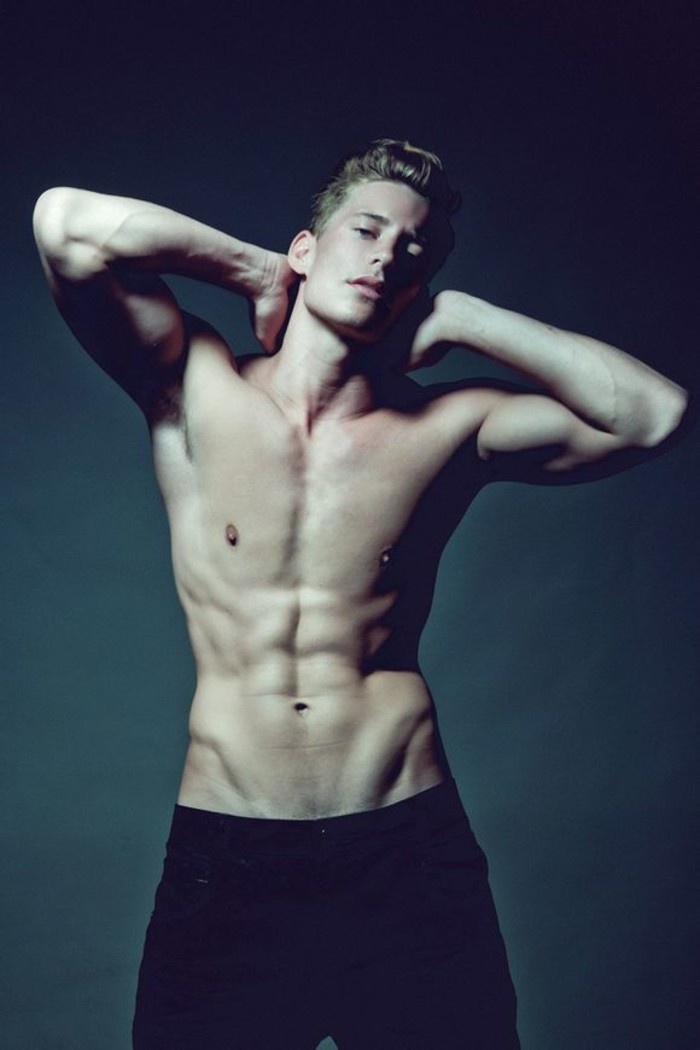 成熟欧美肌肉帅哥性感图片壁纸