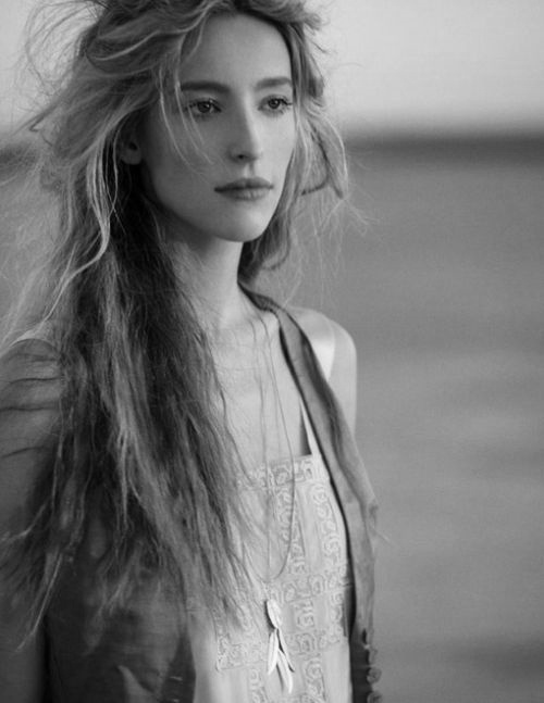 欧美黑白女生个性皮肤空间素材图片