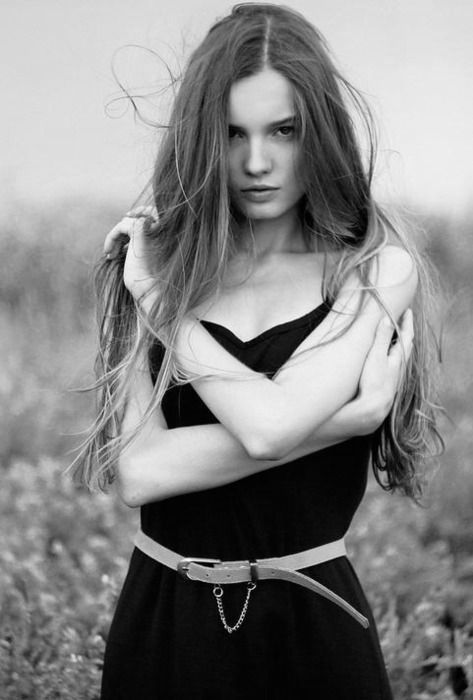 欧美黑白女生个性皮肤空间素材图片