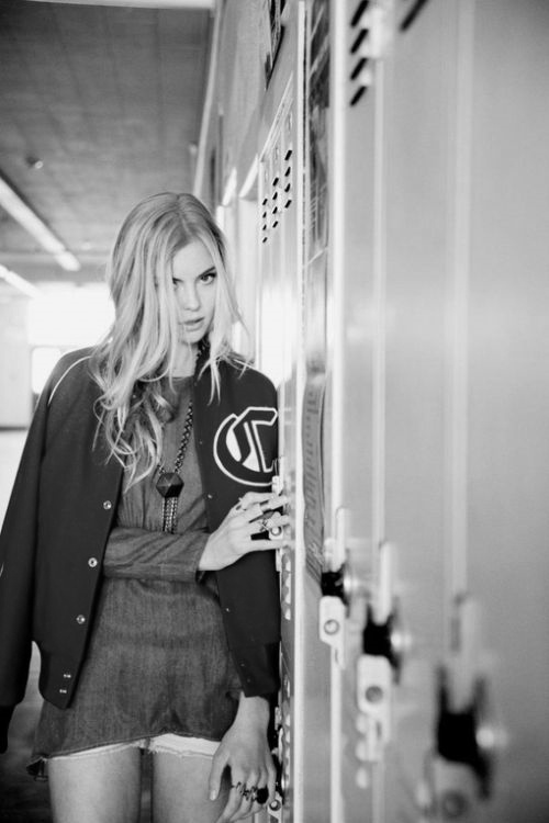 欧美黑白女生个性皮肤空间素材图片