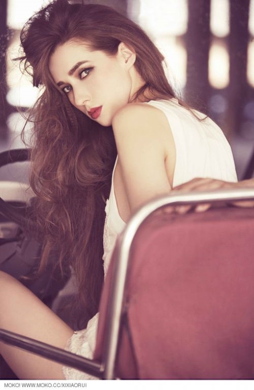 治愈系欧美清新女生侧面空间素材图片