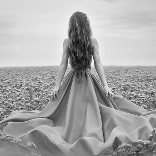 欧美黑白皮肤女生背影个性手机壁纸