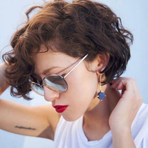 潮流欧美女生短发卷发发型欣赏