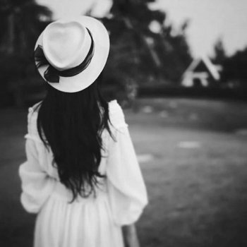 欧美黑白皮肤女生背影个性手机壁纸