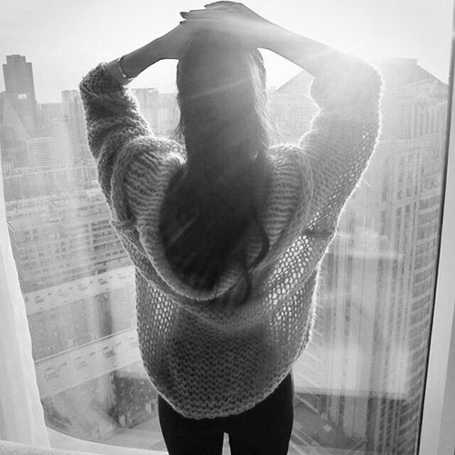 欧美黑白皮肤女生背影个性手机壁纸