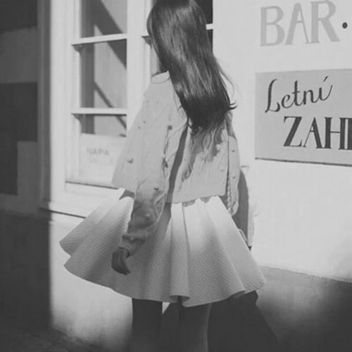 欧美黑白皮肤女生背影个性手机壁纸