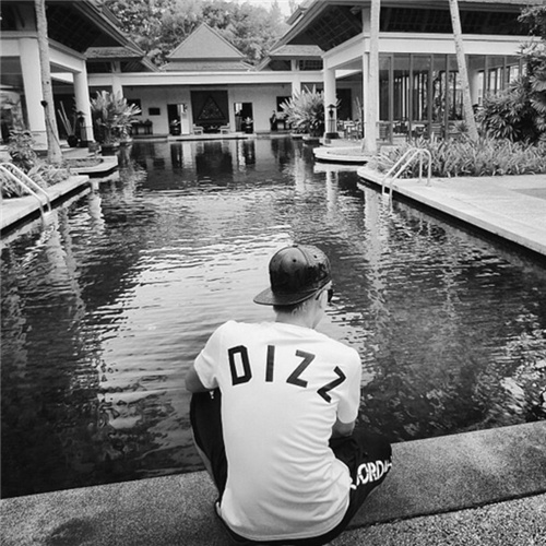 治愈系男生欧美黑白背影个性壁纸大图