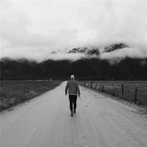 治愈系男生欧美黑白背影个性壁纸大图