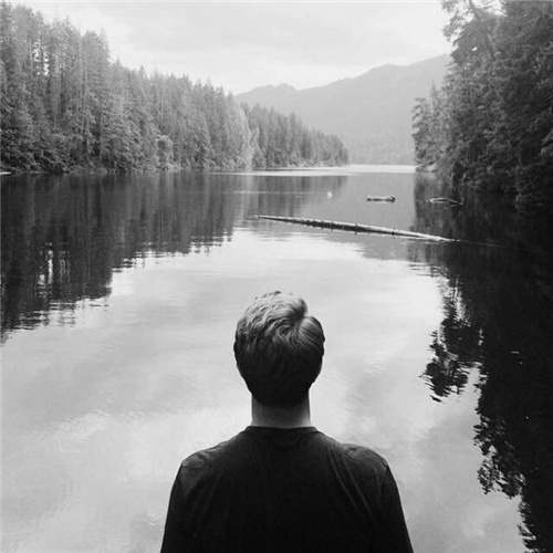 治愈系男生欧美黑白背影个性壁纸大图