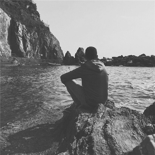 治愈系男生欧美黑白背影个性壁纸大图