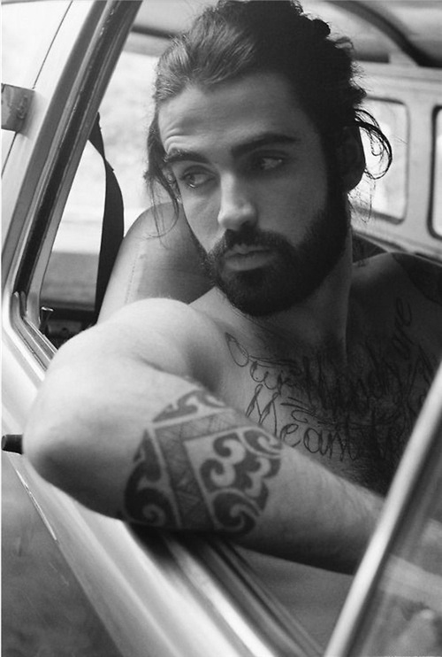 黑白欧美霸气纹身男个性图片