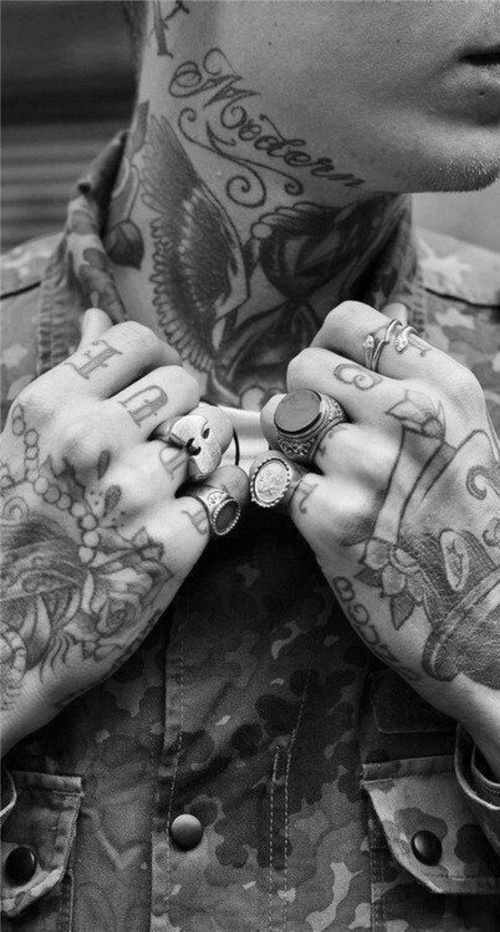 黑白欧美霸气纹身男个性图片