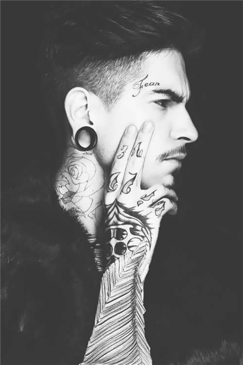 黑白欧美霸气纹身男个性图片
