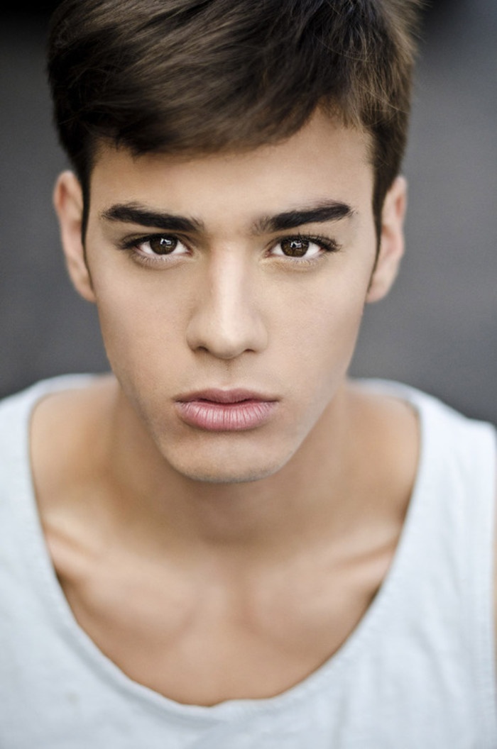 帅气迷人的欧美阳光男生手机个性壁纸图片