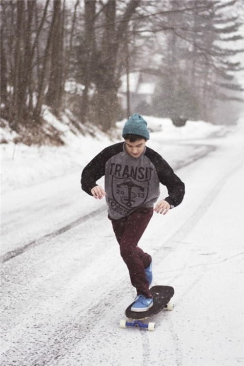 欧美帅哥街头滑板个性手机壁纸