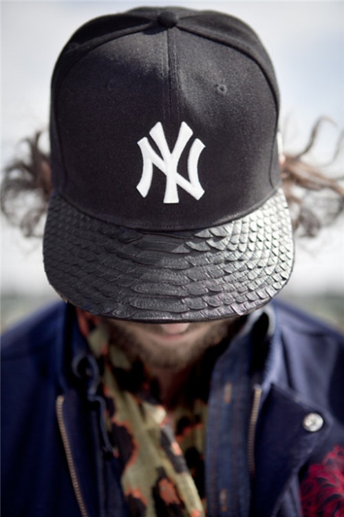 欧美帅哥街头滑板个性手机壁纸