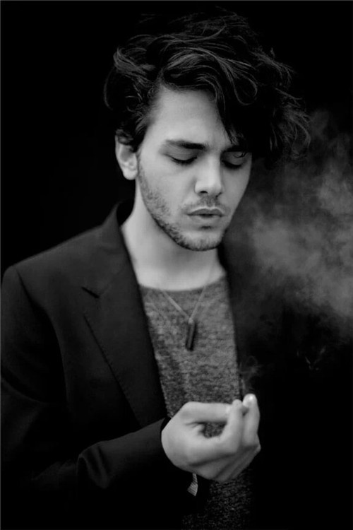 欧美男黑白个性悲伤壁纸