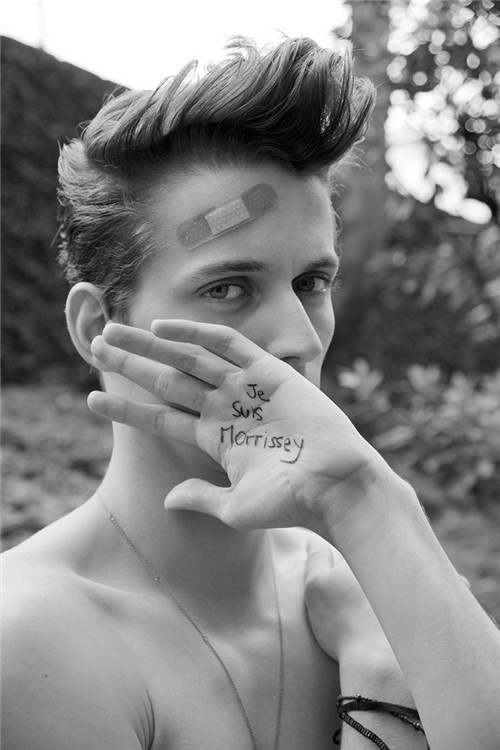 欧美男黑白个性悲伤壁纸