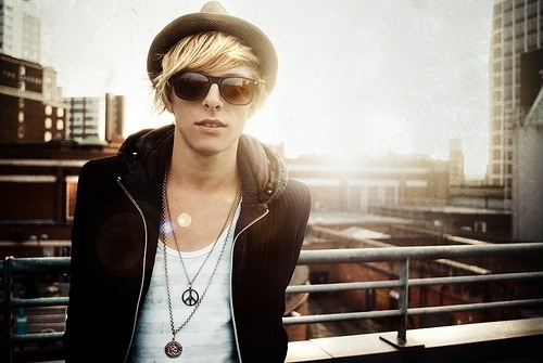 帅气欧美男生个性街头写真图片