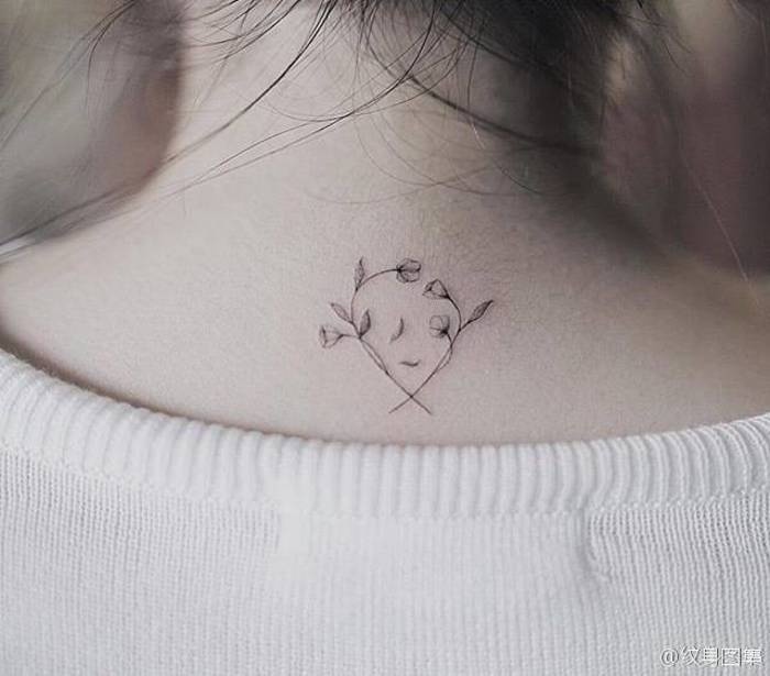 精致欧美女生小清新颈部纹身