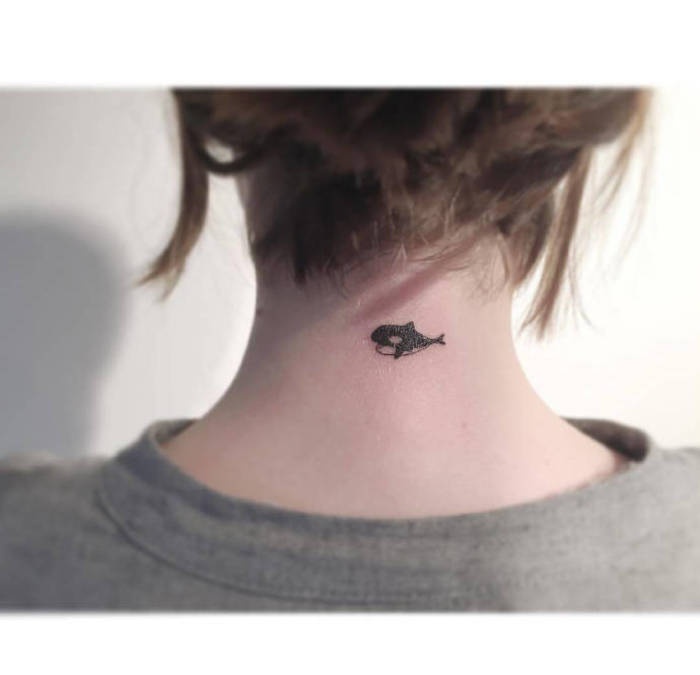 精致欧美女生小清新颈部纹身