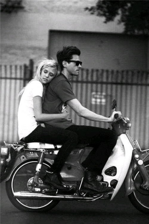 欧美情侣黑白个性甜蜜壁纸图片