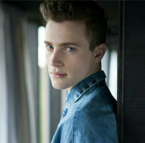 欧美阳光男生帅气潮流街拍图片