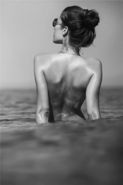 身材火辣的黑白性感欧美范美女写真