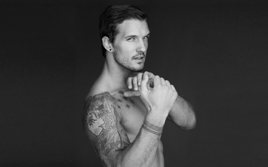 健硕性感欧美肌肉帅哥黑白写真壁纸