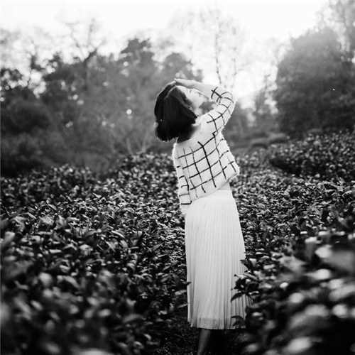 唯美伤感欧美美女黑白背影头像