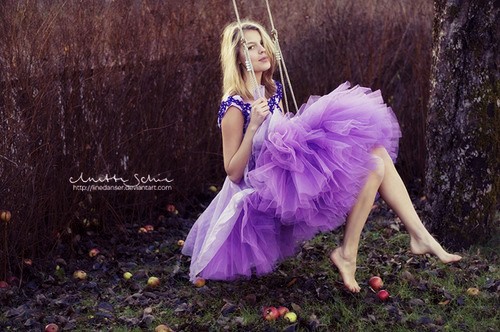 欧美女生唯美意境荡秋千图片