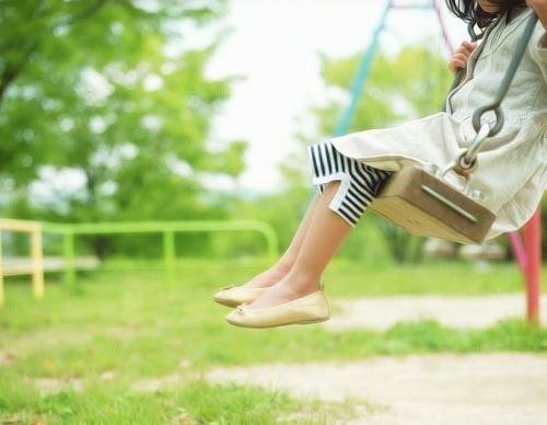 欧美女生唯美意境荡秋千图片